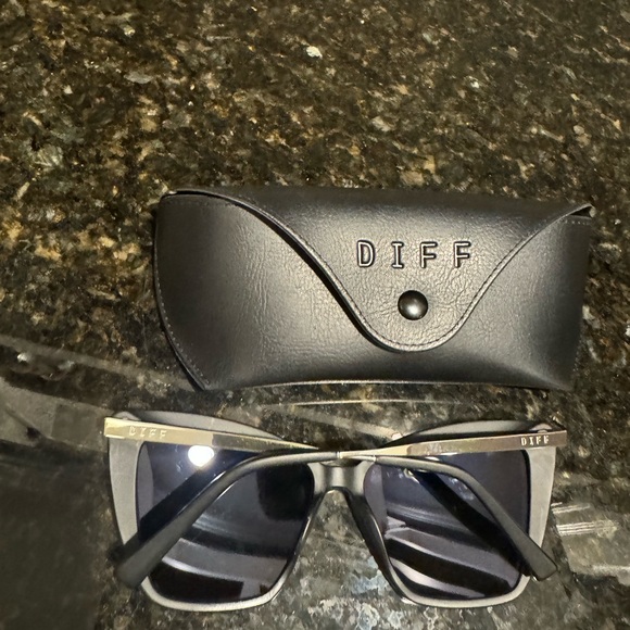 New‼️DIFF Becky Matte Black Purple Mirror Polarized Sunglasses - Picture 2 of 2